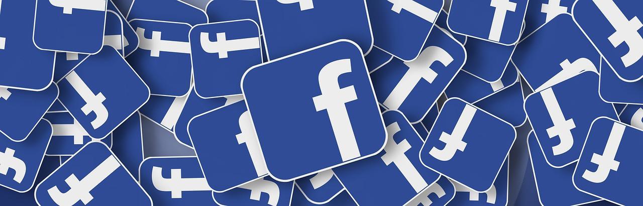 Image shows a flat pile of Facebook logo badges.