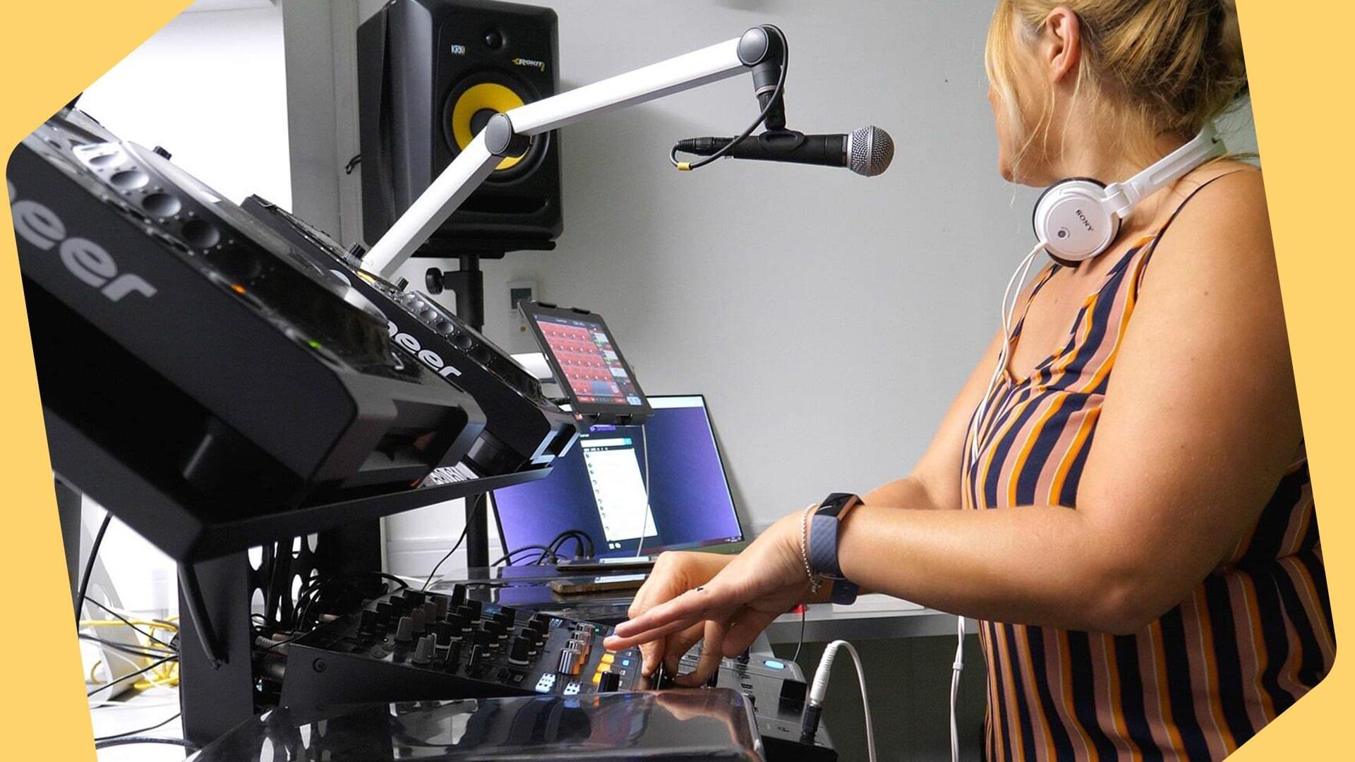 How to start an internet radio station blog header
